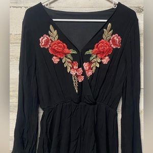 ⬇️ ENTRO Romper Black V Neck Embroidered Small